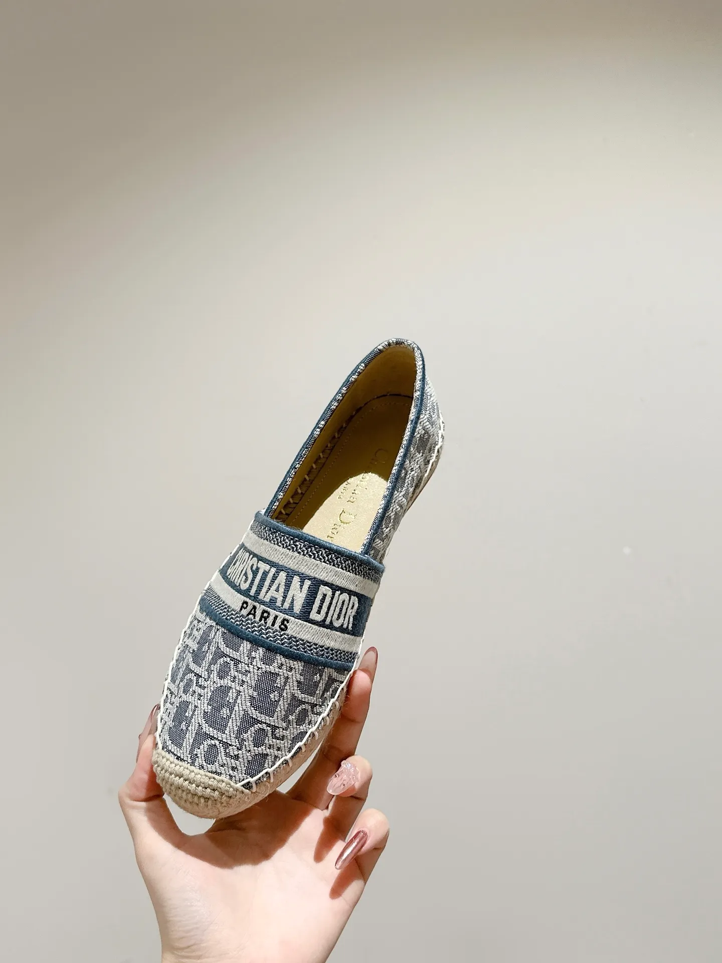 👟👟Ex-factory price 440👟👟 Dior DIOR's new popular early spring fisherman shoes 🆕 Simple, elegant and fashionable, timeless and timeless, it is a classic that will never fade away in the fashion circle, retro fisherman shoes. Original hand-woven surface, electric embroidery technology! Specific cloth surface and rubber outsole. Code number: 35-39 (40.41 customized, non-refundable)
